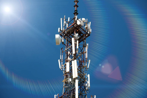 5G Wieża komórkowa na niebieskim tle - Zdjęcie, obraz