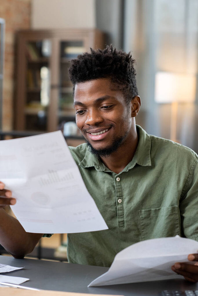 Usmívající se mladý černoch přijímající dopis - Fotografie, Obrázek
