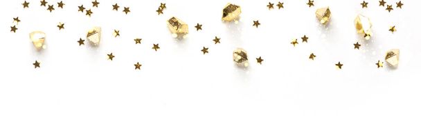 Bannière plate avec des paillettes d'or élégantes sur fond blanc, vue de dessus, espace de copie, Noël et vacances concept - Photo, image