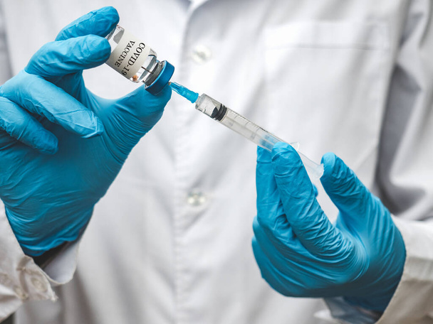 Syringe and injection bottle in the hands of a doctor - Foto, Imagem