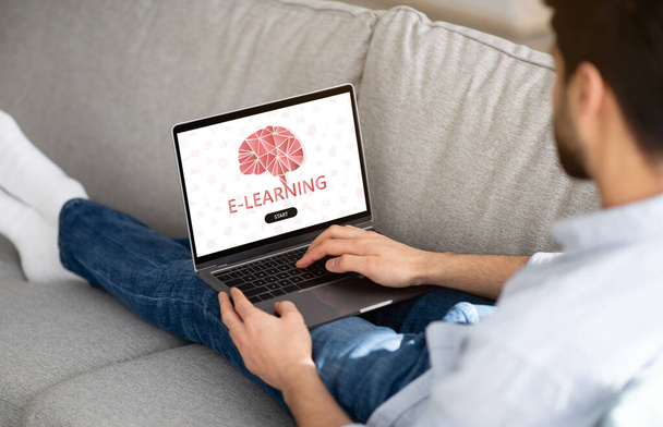 Дистанційне навчання. Чоловік переглядає веб-сайт електронного навчання на ноутбуці, маючи онлайн-урок
 - Фото, зображення