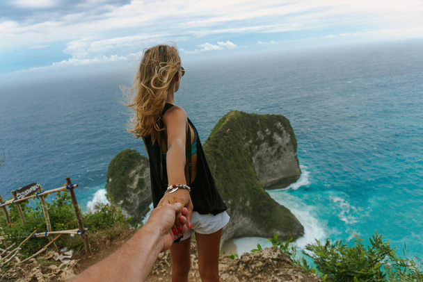 Woman wanting her man to follow her in vacation or honeymoon to  - Foto, immagini