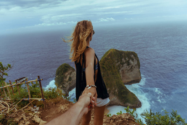 Woman wanting her man to follow her in vacation or honeymoon to  - Foto, Imagen