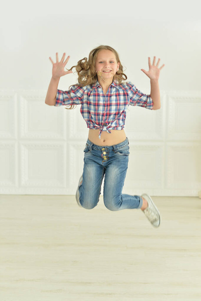 aranyos szép boldog lány pózol stúdió jumping  - Fotó, kép