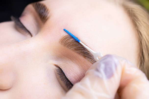 abgeschlossen Augenbrauen Laminierung Verfahren der Meister kämmt die Augenbrauen der Augenbrauenkämme - Foto, Bild