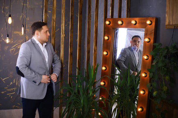 Schwerwiegende kaukasische bärtige männliche Manager im Anzug selbstbewusste Geschäftsmann warten auf Anruf halten Smartphone - Foto, Bild