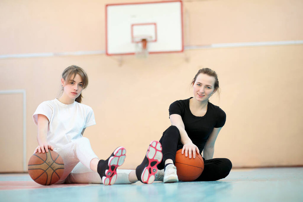 Fiatal diák lány a tornaterem, kosárlabda játék - Fotó, kép