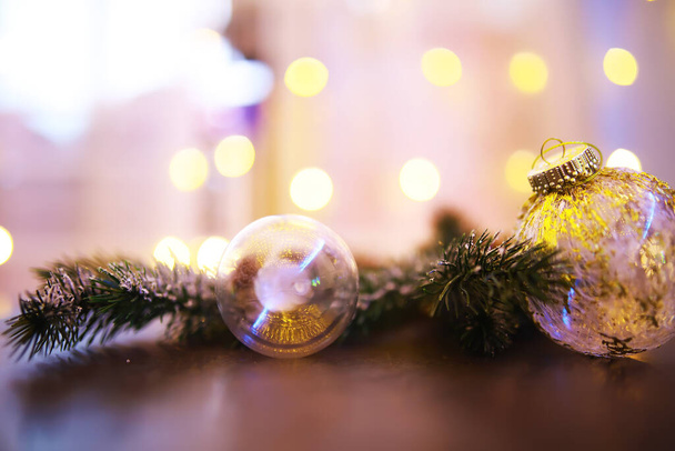 Κλείσιμο γυάλινη Χριστουγεννιάτικη μπάλα σε αφηρημένο φως φόντο - Φωτογραφία, εικόνα