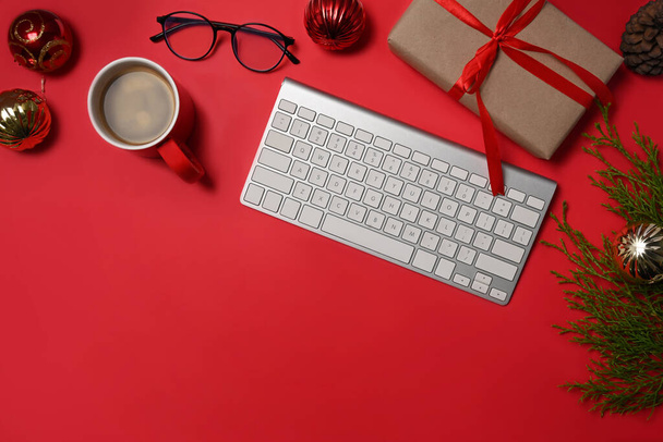 Kahve fincanı, klavye ve kırmızı arka planda hediye kutuları.. - Fotoğraf, Görsel