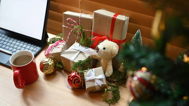木製テーブルのギフトボックス、クリスマスオーナメント、テディベアの装飾. - 写真・画像