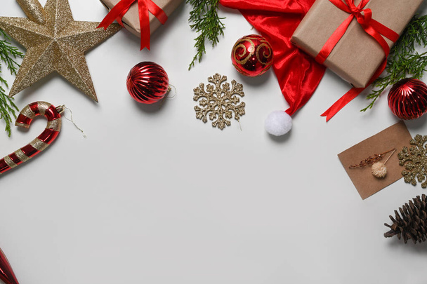 Cadeaudoosjes, kerstversiering en dennentakken op witte ondergrond. Kerst- en nieuwjaarsconcept. - Foto, afbeelding
