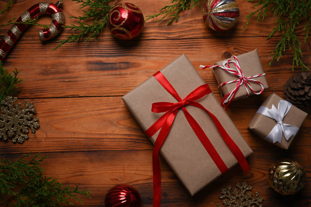 Scatole regalo di Natale con decorazioni di ornamenti natalizi su sfondo di legno. - Foto, immagini