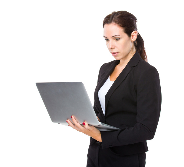 Бізнес-леді використовуючи ноутбук комп'ютер
 - Фото, зображення