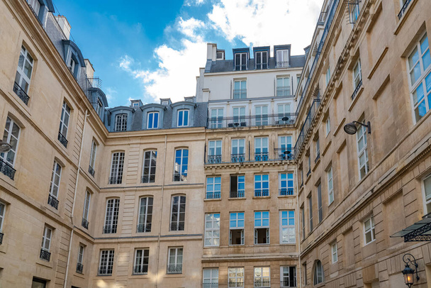 Paříž, malé náměstí s krásnými budovami v historickém centru - Fotografie, Obrázek