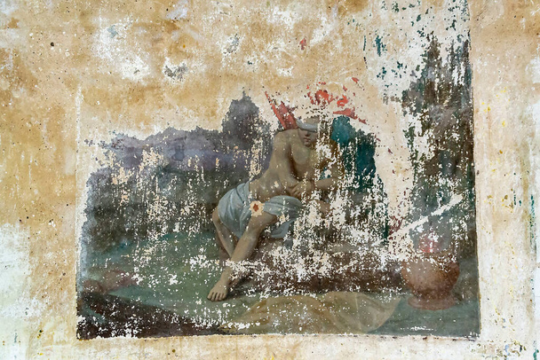 schilderij van de muren van een verlaten orthodoxe kerk, de kerk van het dorp Pavlovskoye, provincie Kostroma, Rusland. Het bouwjaar is 1840. Momenteel is de tempel verlaten. - Foto, afbeelding
