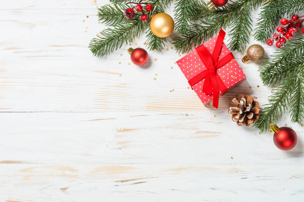 Caixa de presente de Natal com fita vermelha e decorações de férias. - Foto, Imagem
