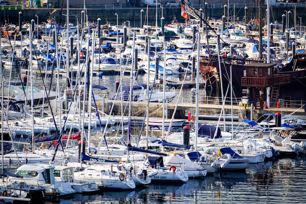 puerto deportivo con muchos barcos de vela anclados - Foto, Imagen