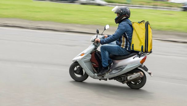 Blur, Couriers carry out orders for the delivery of goods - Foto, imagen