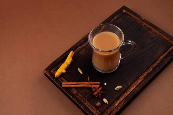 Karak chá ou Masala chai, vista superior. Bebida quente indiana popular. Preparado com leite, variedade de especiarias e especiarias. - Foto, Imagem