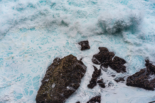 Oceán, pozadí. Modrý oceán s pěnou a vlnou, přírodní backgr - Fotografie, Obrázek