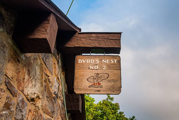 Byrds Nest Trail Shelter Sign, Hawksbill Mountain Summit, Shenandoah National Park, Virginia, Verenigde Staten - Foto, afbeelding
