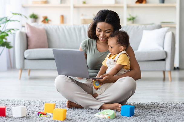Black Mom Showing Development Videos On Laptop To Her Baby At Home - Foto, Imagem