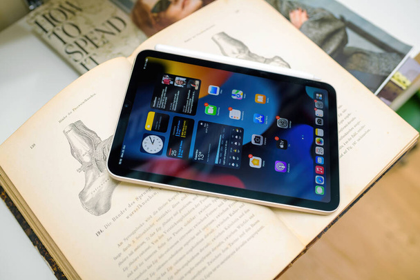 Apple Computers iPad Mini több mint régi nyitott anathomy könyv - Fotó, kép