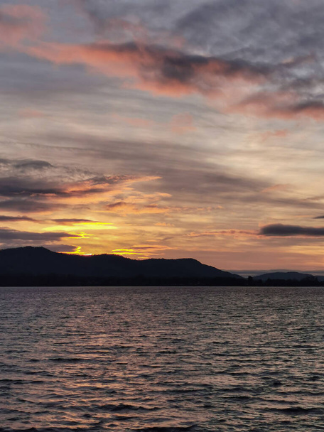 Барвистий захід сонця на озері Констанс. - Фото, зображення