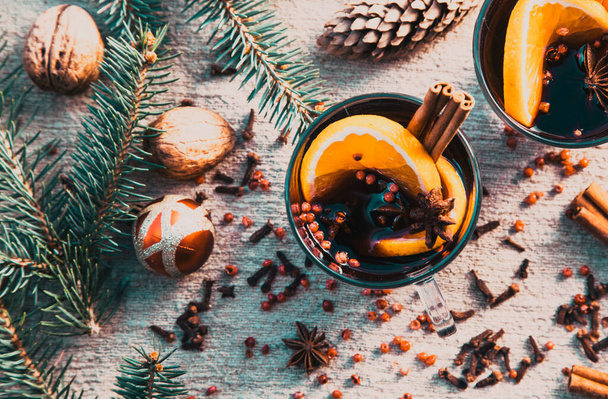 sıcak şarap, köknar dalları, tarçın - rahatlatıcı Noel içeceği - Fotoğraf, Görsel