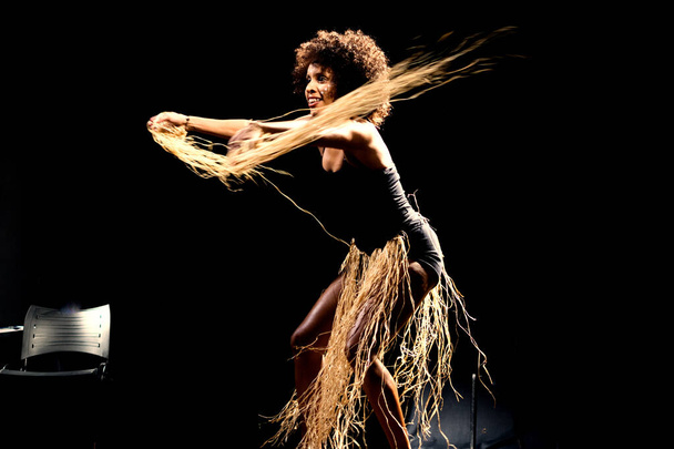 Portret kobiety tańczącej na scenie na czarnym tle. Salvador, Bahia, Brazylia. - Zdjęcie, obraz