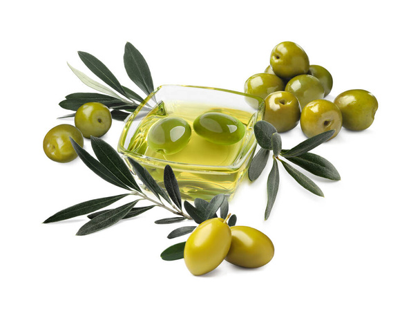 Bowl of oil, ripe olives and leaves on white background  - Foto, Bild