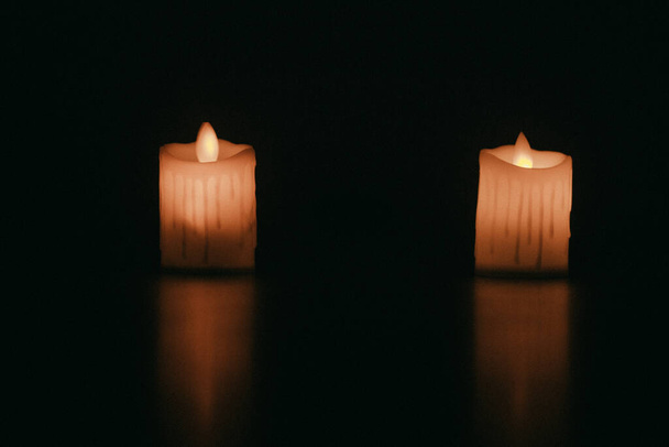 Karácsonyi advent gyertya fény sötét háttérben jól használják a vallási rituális, spirituális zen meditáció, békés elme és lélek vagy szertartás - Fotó, kép