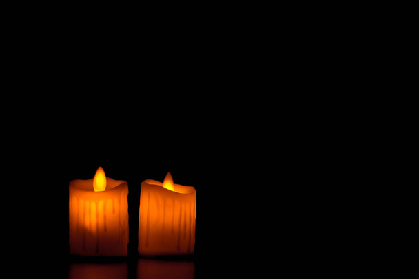 Lumière de bougie de l'Avent de Noël en arrière-plan sombre bien utilisé pour le rituel religieux, la méditation zen spirituelle, l'esprit et l'âme paisibles ou la cérémonie - Photo, image
