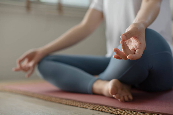 Yoga da manhã com uma mulher asiática, sentado em posição fácil, postura Sukhasana, e meditando on-line. - Foto, Imagem
