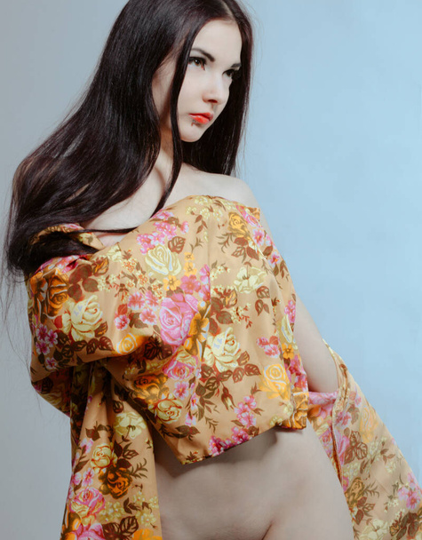 Pretty cute naked asian woman posing over grey background - Valokuva, kuva