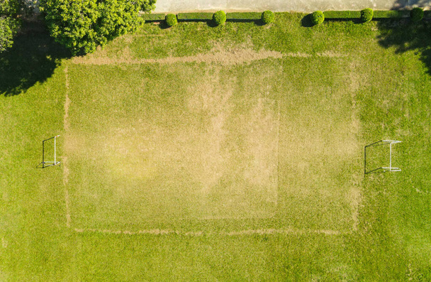 Campo de vista aérea naturaleza verde campo de fútbol fondo, campo de fútbol vista superior desde arriba en el campo, Campo de fútbol vista pájaro con gol - Foto, imagen