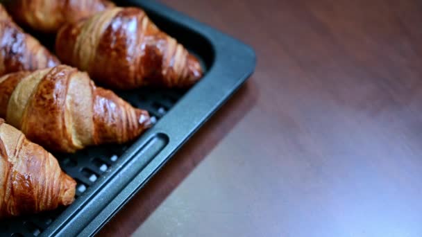 Hausgemachtes Croissant. Ein Croissant zum Frühstück, köstlich im Haushaltsofen zubereitet. - Filmmaterial, Video