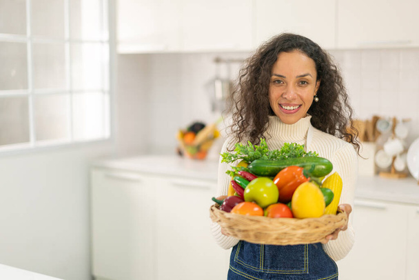 portrait beautiful Latin woman in kitchen - Foto, afbeelding