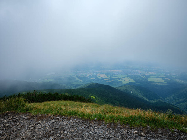 mgliste zielone rdzenie górskie w lecie pokryte trawą na Słowacji. Panoramy Tatr - Zdjęcie, obraz