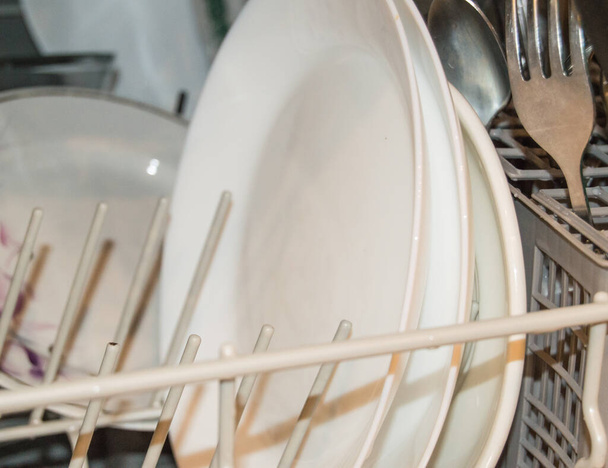 Myčka nádobí po čištění, detailní záběr na čisté nádobí. - Fotografie, Obrázek