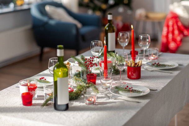 christmas dinner party table serving at home - Zdjęcie, obraz
