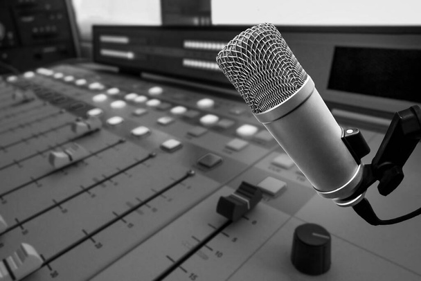 Profesionální mikrofon a mixér zvuku ve studiu - Fotografie, Obrázek