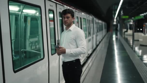 Mężczyzna przedsiębiorca wchodzący do pociągu metra - Materiał filmowy, wideo