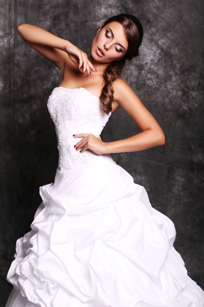 beautiful elegant bride with dark hair posing at studio - Foto, imagen