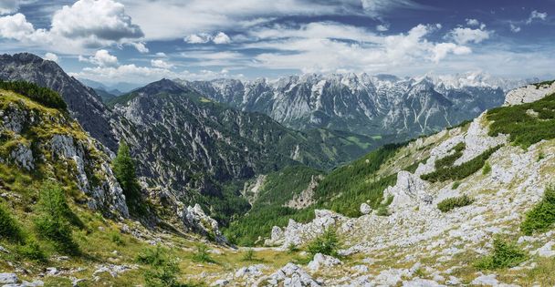 Vistas panorámicas de la cordillera Totes Gebirge con el valle stodertal en los Alpes de piedra caliza de Alta Austria en verano. Fotografía tomada de la cumbre de Schrocken. - Foto, imagen