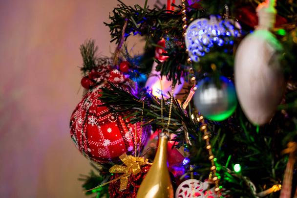 Karácsonyi dekoráció lóg karácsonyfa - Fotó, kép