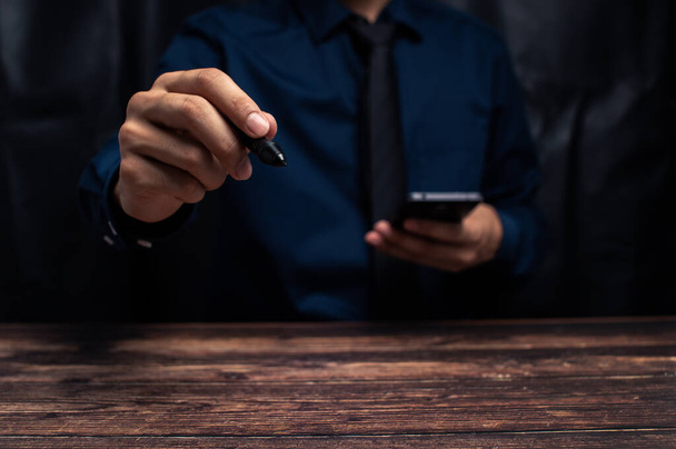 A businessman with a smartphone at job - Foto, Bild