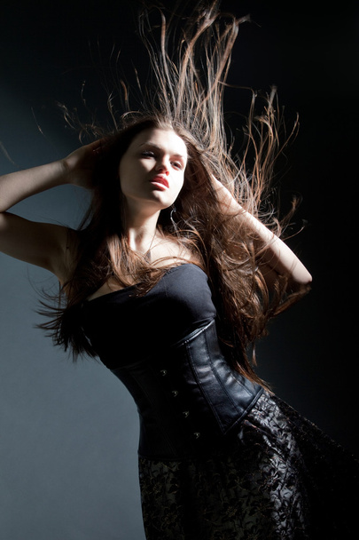 Красивая женщина с длинными каштановыми волосами
 - Фото, изображение