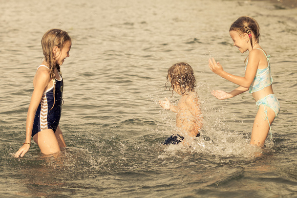 happy kids playing on beach - Zdjęcie, obraz