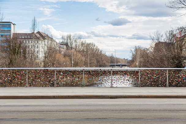 Candados como signos de amor con fechas adjuntas a un puente peatonal en Graz, Austria. - Foto, Imagen